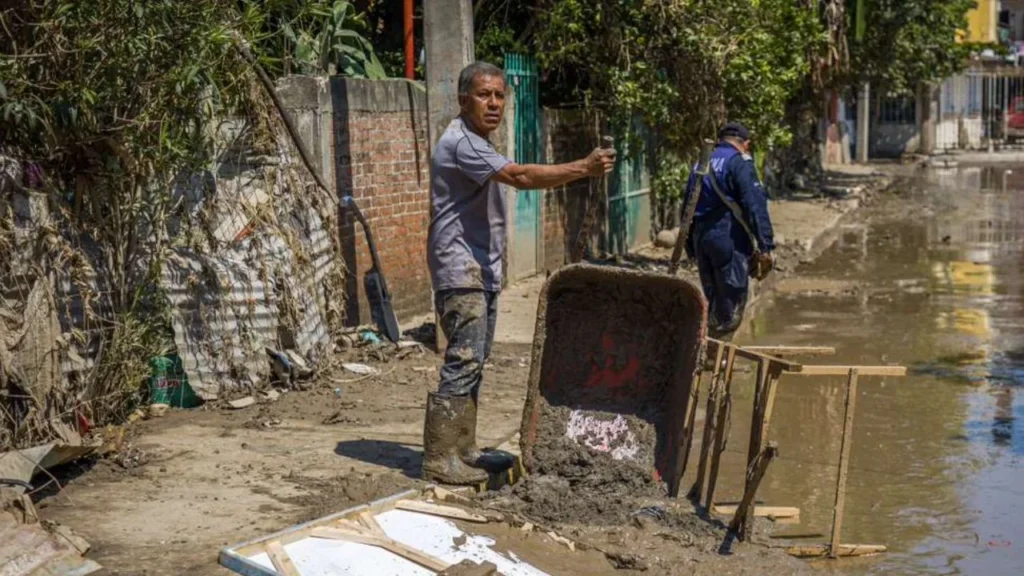 Anegados en lodo, vecinos de Poza Rica urgen apoyos tras lluvias