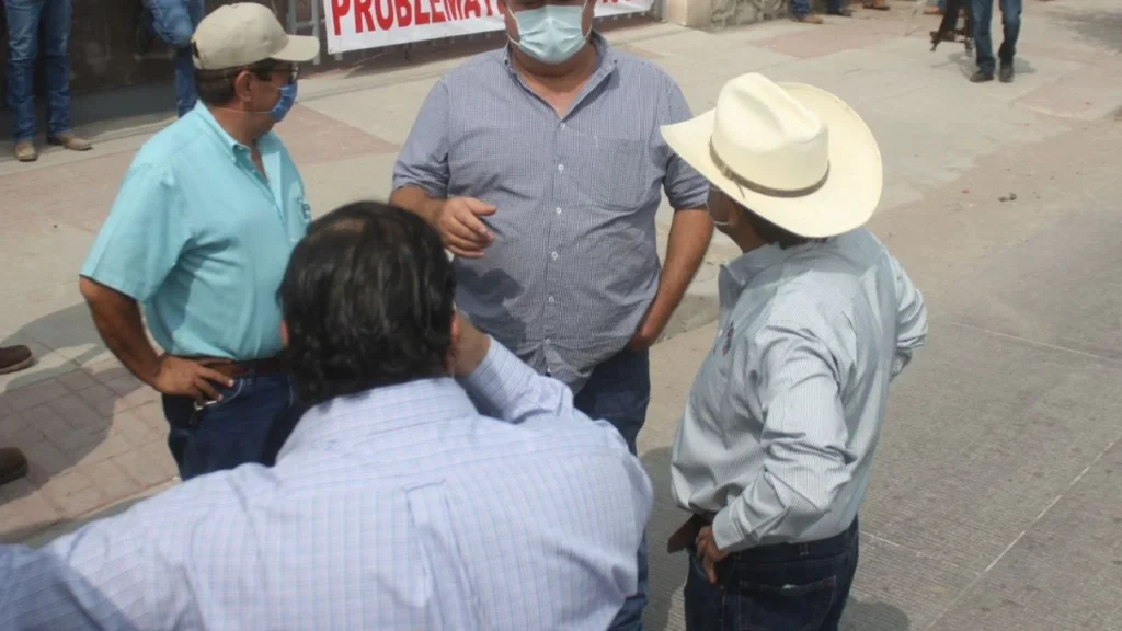 Campesinos exigen restitución de concesión de El Quinte, bloquean Semarnat