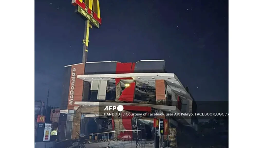 Rescatistas buscan en el lugar donde se derrumbó un edificio y se reportó la desaparición de tres personas tras el terremoto en Filipinas