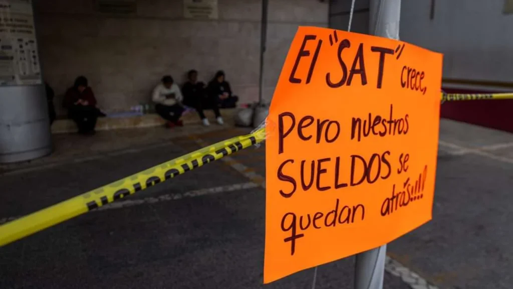 PANORAMA. Hay jornadas largas en el SAT sin pago extra y faltan insumos básicos en oficinas, dijeron.