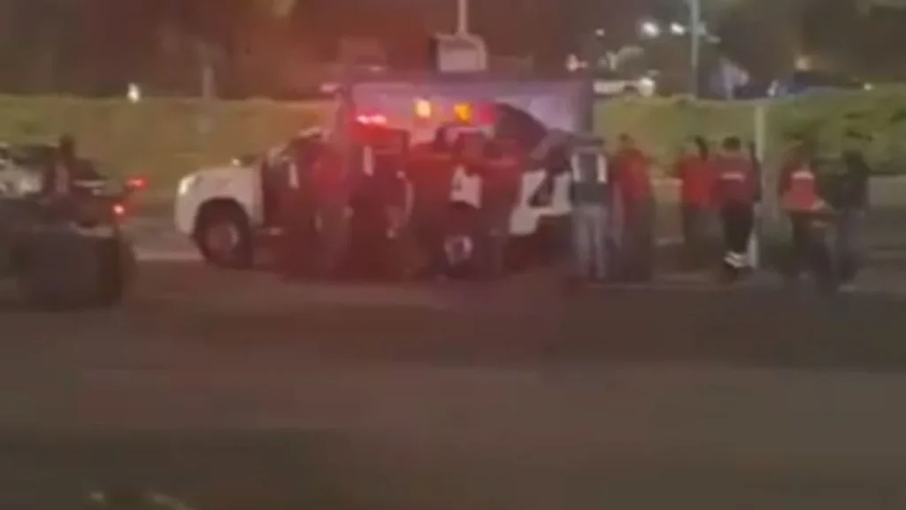 Rodrigo Mondragón quedo detenido presuntamente por personal de seguridad de la UNAM y en un vídeo, que circula en redes sociales, se observa cuando el aficionado es sometido