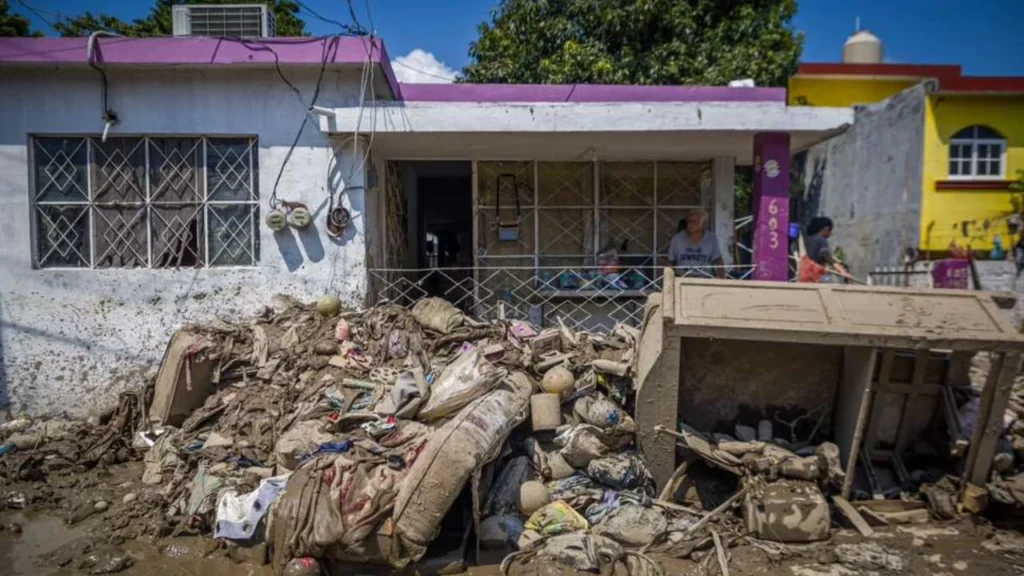 Diputados locales envían camiones con víveres para damnificados por lluvias