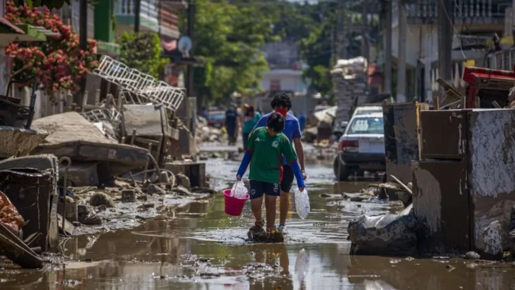 Diputados locales envían camiones con víveres para damnificados por lluvias