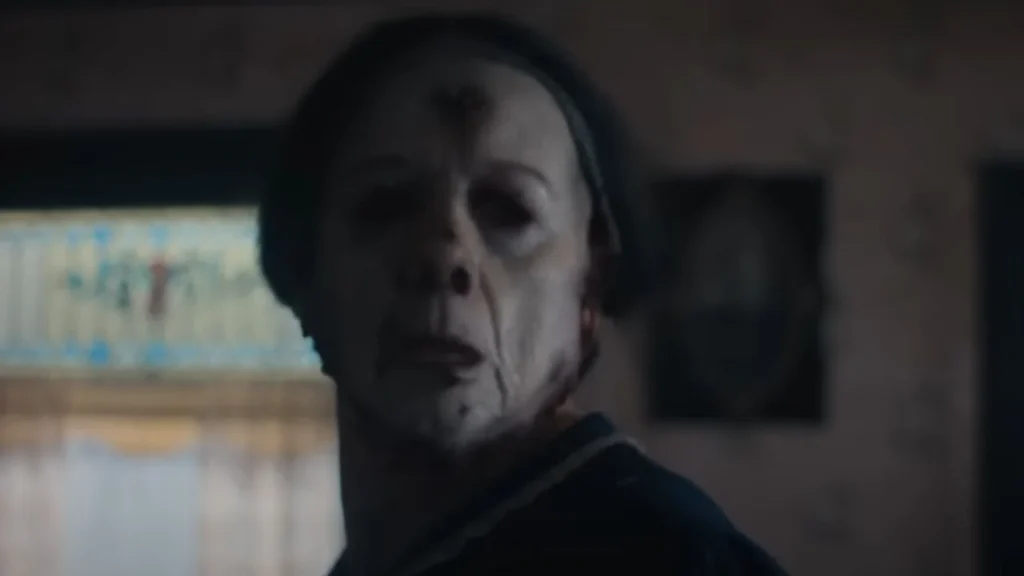 Charlie Hunnam asume el papel de Ed Gein, el infame asesino en serie conocido como “el Carnicero de Plainfield”.