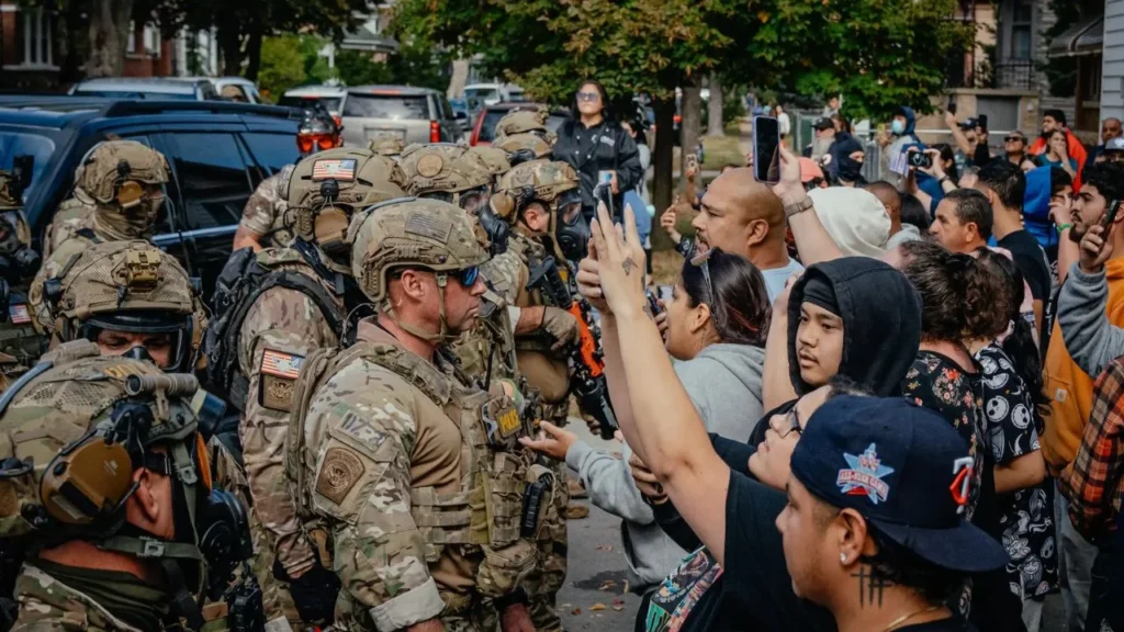 ICE endurece sus medidas en Chicago y gente responde con violencia