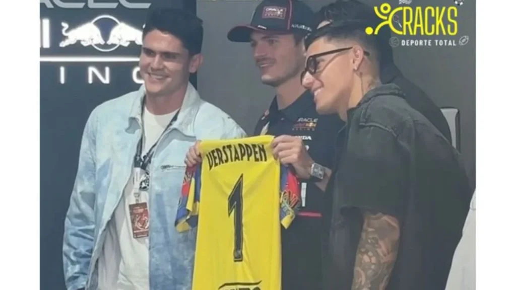 Los jugadores del Ámerica sonriendo junto a Verstappen, quien sostiene la camiseta con su nombre en la parte trasera
