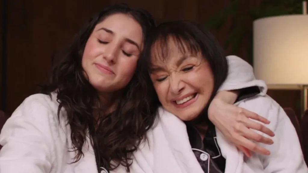 María Antonieta de las Nieves y Paola Montes de Oca en el clip promocional de La Sustancia,