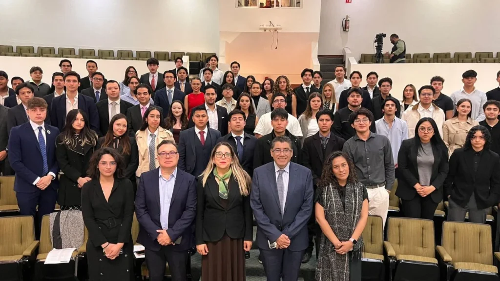 Participa hijo de AMLO en parlamento juvenil del Senado
