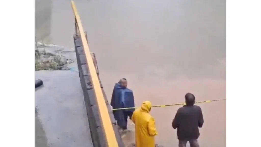 CRISIS. El deslave del cerro Chuperio, en Guerrero, enterró una vivienda.