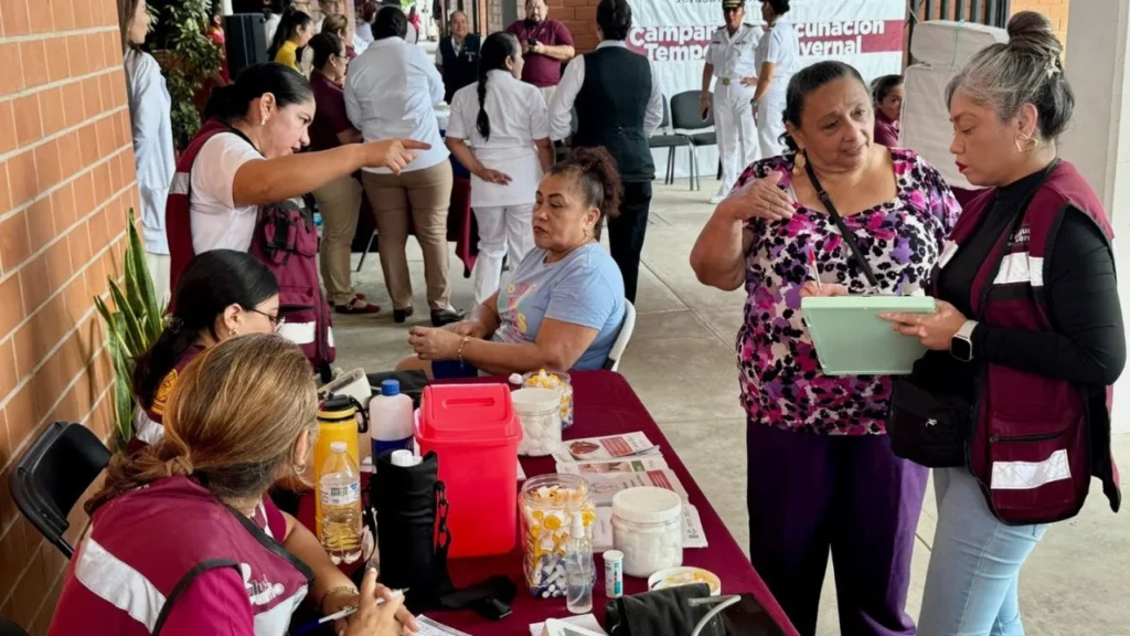 Durante la jornada de vacunación en el municipio de Carmen, instalaron un módulo de detección de diabetes, hipertensión, dislipidemia, medidas de peso y talla.