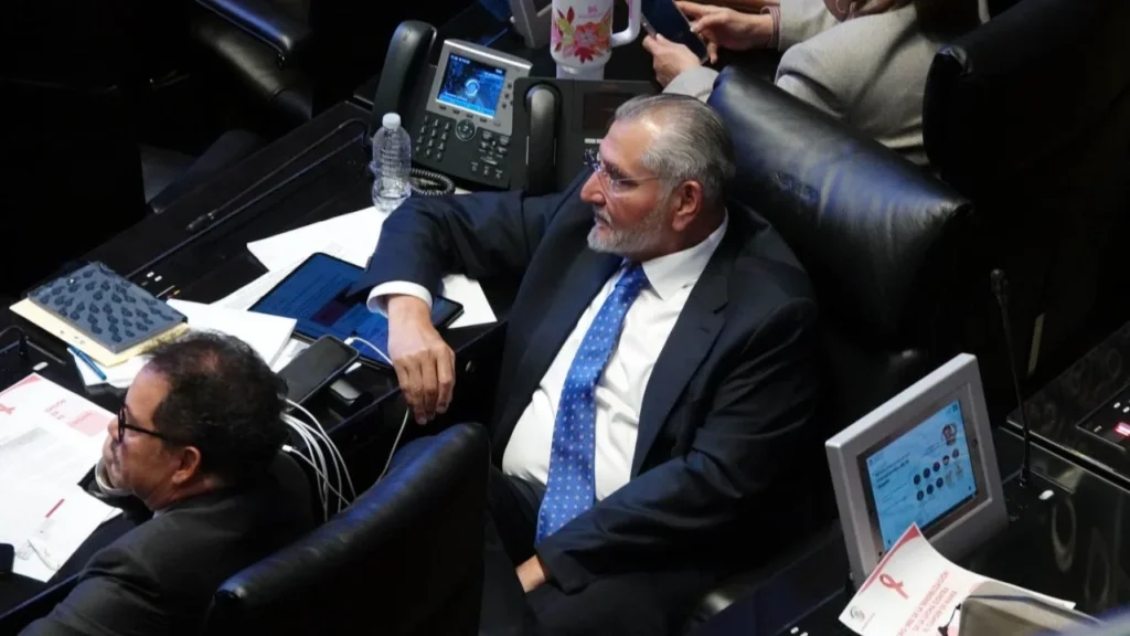 El senador morenista Adán Augusto López aseguró que mantiene su visa de Estados Unidos y de otros países.