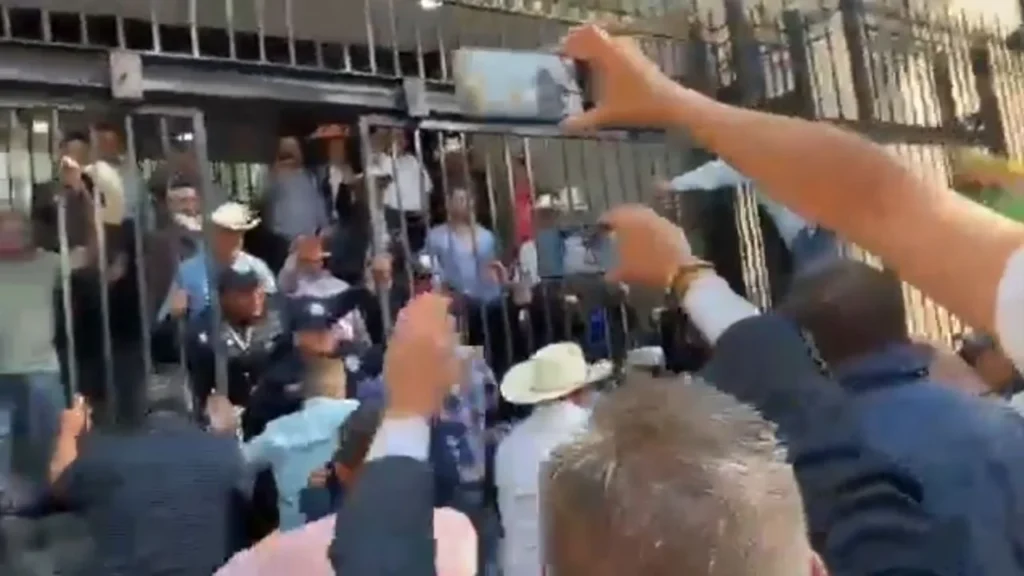 Habitantes de Chimalhuacán se sumaron a las protestas para reabrir los pozos de agua clausurados por las autoridades.