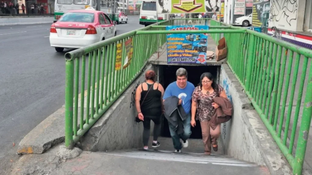 César Cravioto se reunió con los locatarios de pasos desnivel en Tlalpan, a fin de resolver dudas sobre la intervención.