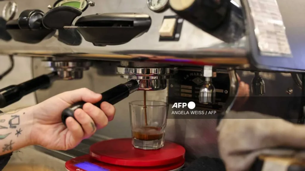 El costo del café se ha elevado en el último año y las empresas ya comienzan a sentir el golpe económico.