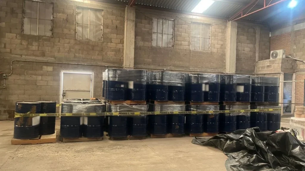 Tras obtener órdenes de cateo, fuerzas de seguridad en Durango aseguraron precursores para elaborar drogas sintéticas.