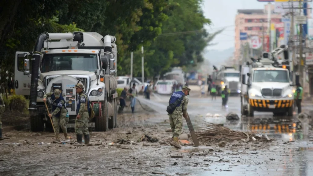 Como parte de la emergencia por las lluvias, la Marina ha desplegado un gran número de efectivos para ayudar a la población.
