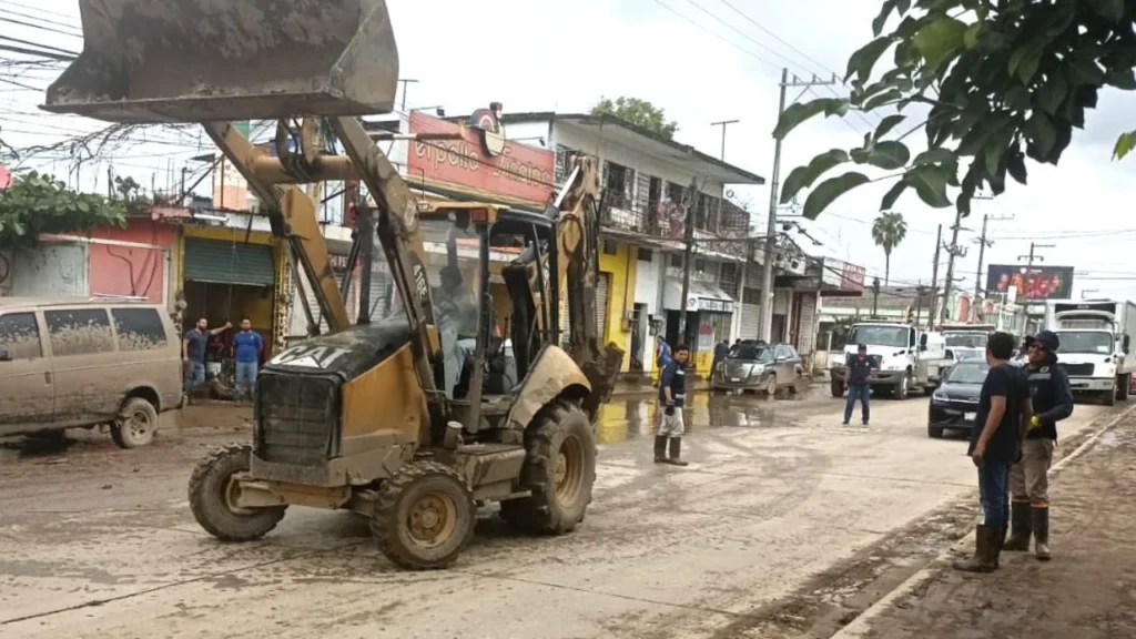 Trabajadores de la CFE realizan labores de reconexión y mantenimiento tras afectaciones por lluvias y fuertes vientos en varios estados.