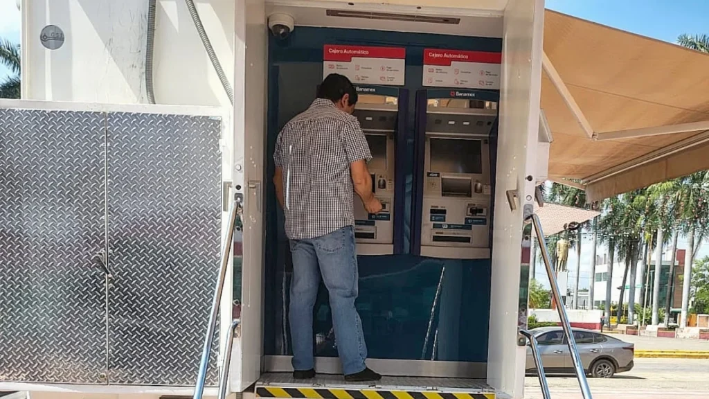 En atención a los afectados por las lluvias, Banamex abrió una sucursal móvil en el municipio de Poza Rica, esto en Veracruz.