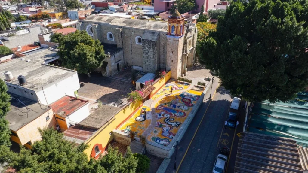 La pieza, de 250 metros cuadrados, fue elaborada con arena y pigmentos naturales sobre el atrio del templo de San Matías Jalatlaco en Oaxaca.