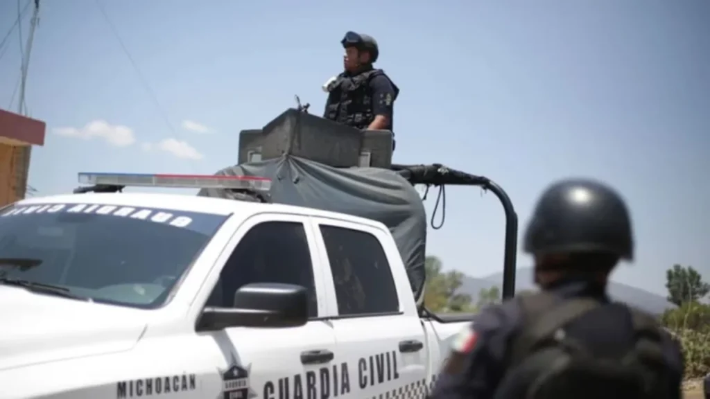 Elementos de la Guardia Civil resguardan Buenavista, Michoacán, tras la renuncia masiva de policías municipales por presuntas irregularidades.