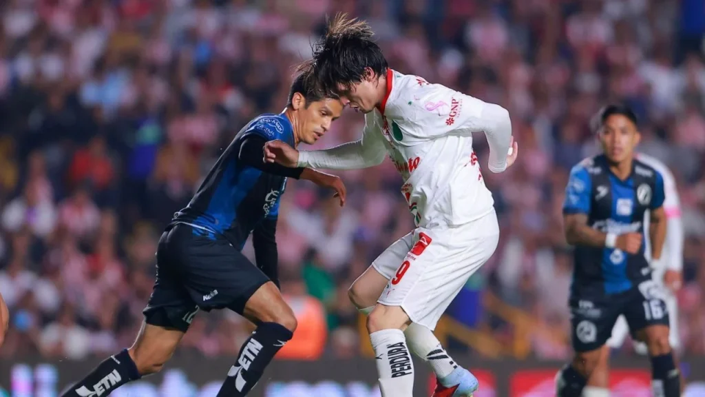 De manera sorpresiva, las Chivas del Guadalajara cayeron ante los Gallos Blancos en su visita a Querétaro, en la jornada 14.