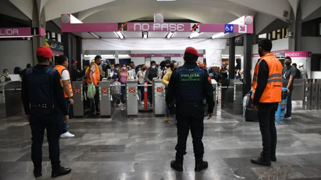 Cierran las estaciones Zócalo y Pino Suárez del Metro previo a la marcha del 2 de octubre