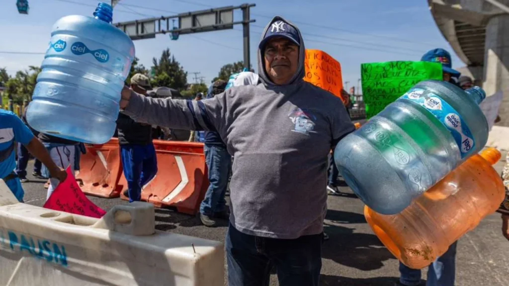 Piperos realizaron diversos bloqueos en varias vialidades tras el cierre de varios pozos de agua en el Edomex.