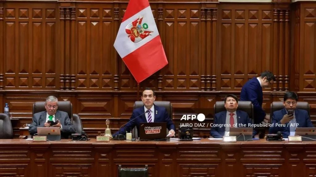 El jefe del Congreso de Perú, José Jerí, juramentó este viernes como nuevo presidente del país tras la destitución de Dina Boluarte.