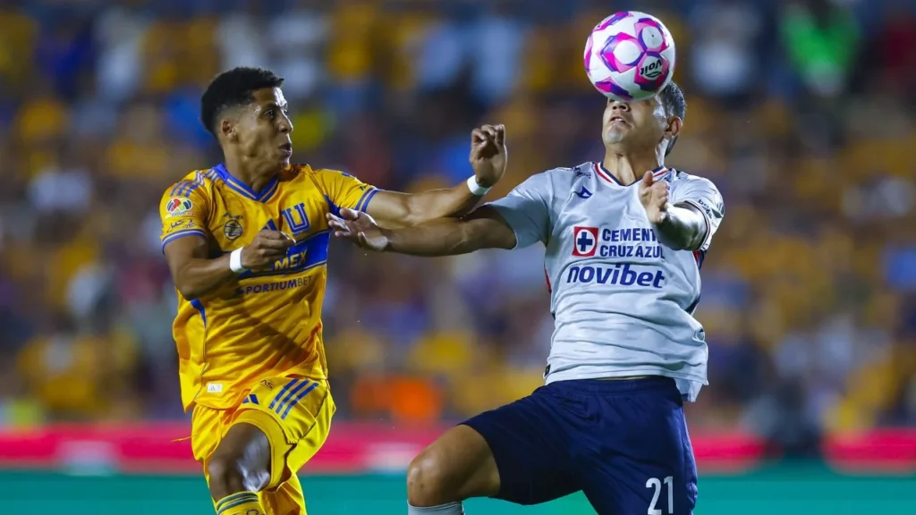 El partido entre Cruz Azul y los Tigres dejó que desear, tras 45 minutos en los que tuvieron dificultades para hacer llegar el gol. 