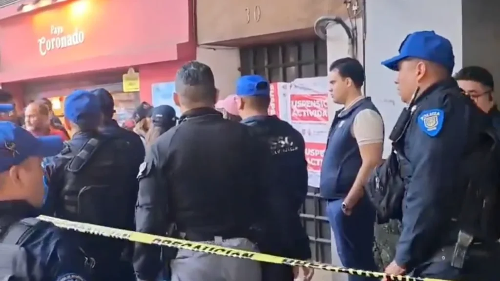 El desalojo se derivó de una denuncia ciudadana por el ingreso masivo de jóvenes a un edificio donde se realizó la fiesta clandestina.