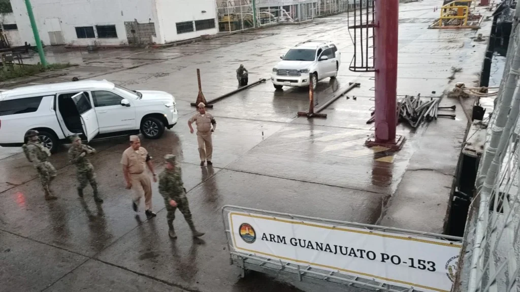 Debido a las fuertes lluvias registradas, elementos de la Marina y fuerzas militares acudieron al rescate de la población.