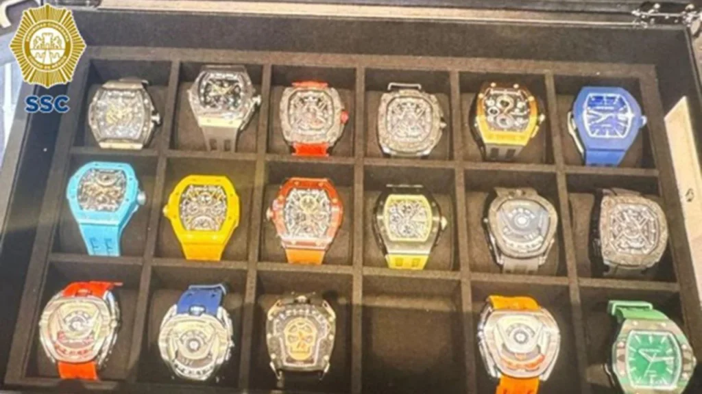 El saldo del robo de relojes en el que estarían involucrados los dos colombianos detenidos por elementos de la SSC asciende a 900 mil pesos.