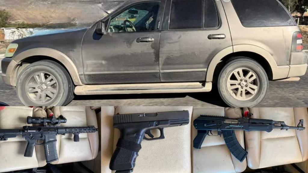 Las autoridades aseguraron las armas y una camioneta en la que viajaban los ahora detenidos.