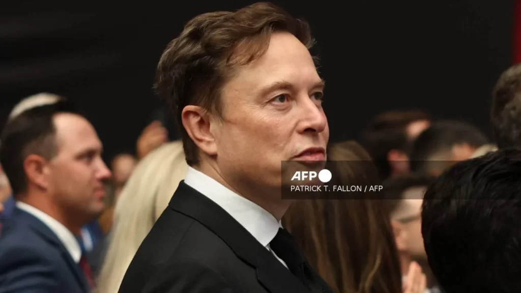 Elon Musk marca récord con fortuna histórica de 500 mil millones de dólares.