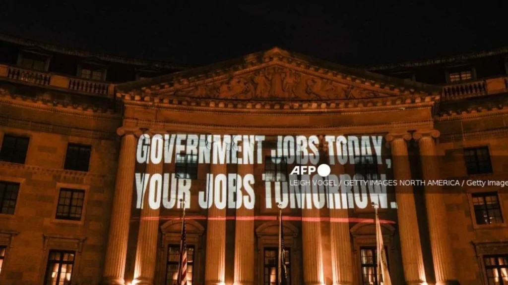 El panorama laboral refleja tensiones entre señales de recuperación y riesgos de estancamiento.