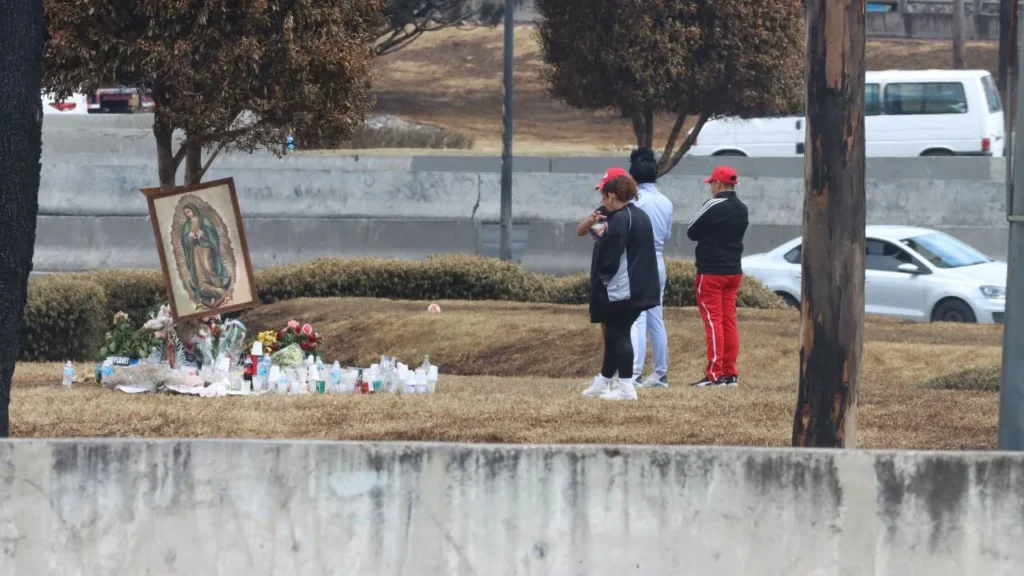 Altar en memoria de las víctimas de la explosión de la pipa de gas en el Puente de la Concordia.