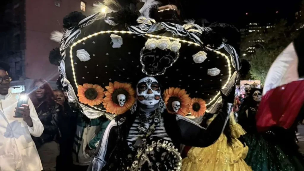 Habitantes de Nueva York desbordaron su imaginación para disfrazarse durante el mega desfile de Halloween este 31 de octubre.