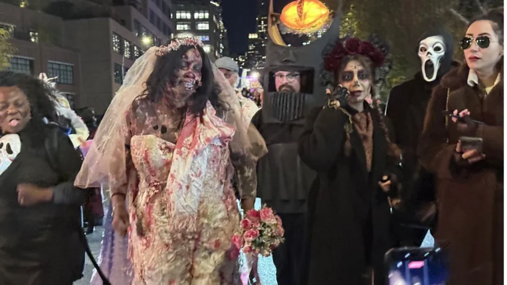 Habitantes de Nueva York desbordaron su imaginación para disfrazarse durante el mega desfile de Halloween este 31 de octubre.