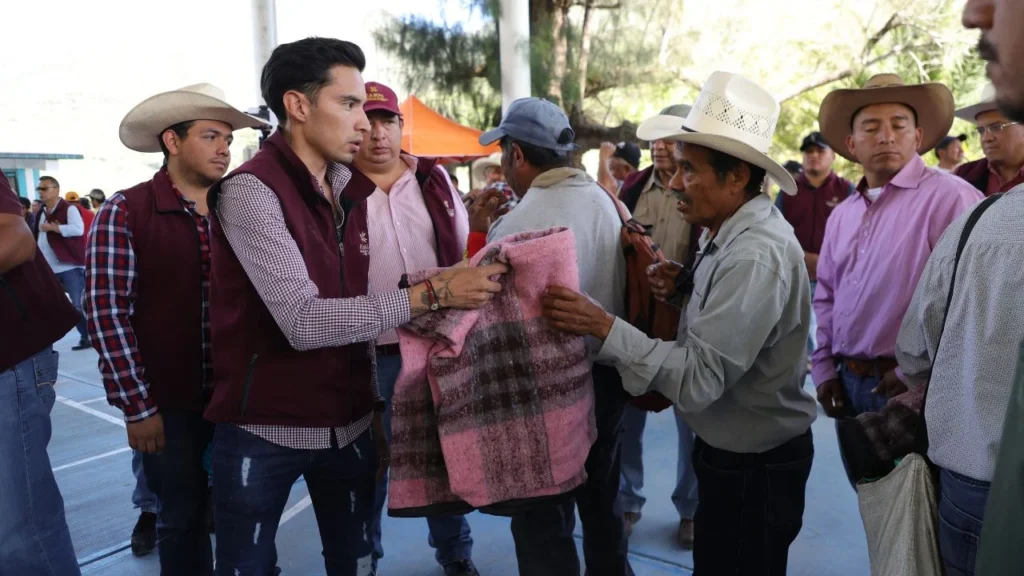 Ante la emergencia por lluvias, el gobierno de Hidalgo coordina esfuerzos de asistencia a la población y para restablecer caminos.