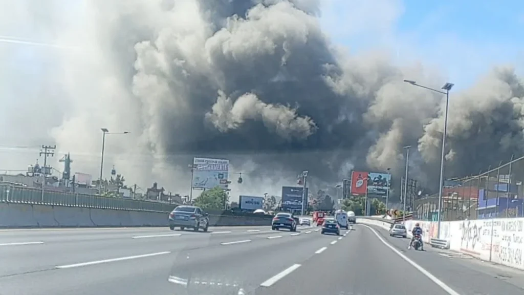 Un incendio en una fábrica de colchones en Ecatepec generó gran incertidumbre entre la población debido a la columna de humo.