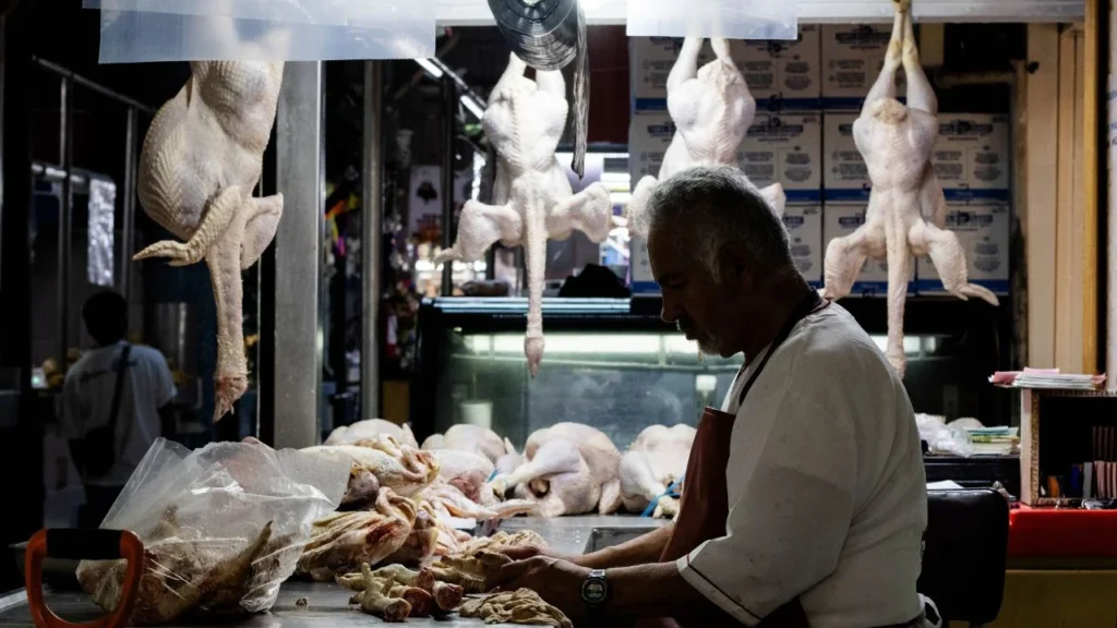 Durante la primera quincena de octubre, la inflación en México presentó una ligera caída para ubicarse en un 3.63%.