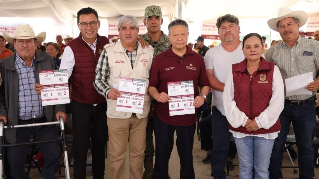 Julio Menchaca Salazar, acompañó la primera entrega de apoyos económicos que arrancó en los municipios de Metztitlán y Zimapán en Hidalgo.