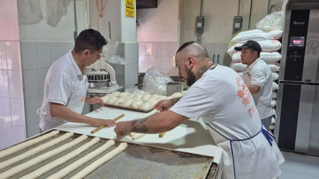 Con un equipo de 18 personas, entre reposteros, bizcocheros y franceseros, en La Vasconia elaboran más de 300 piezas saladas y dulces para satisfacer la alta demanda.