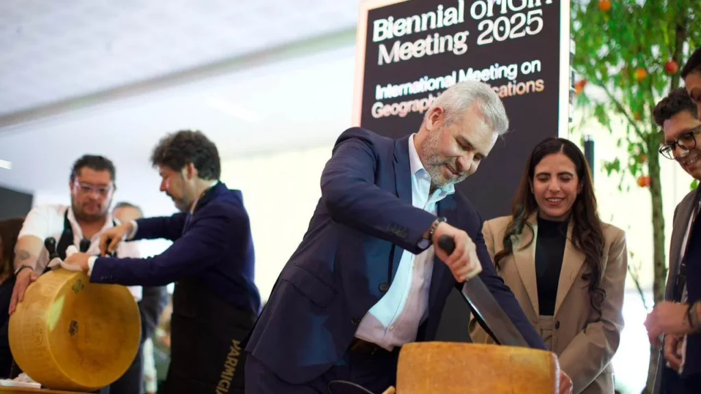 El Gobernador de Michoacán, Alfredo Bedolla, durante la inauguración de la Bienal oriGIn 2025.