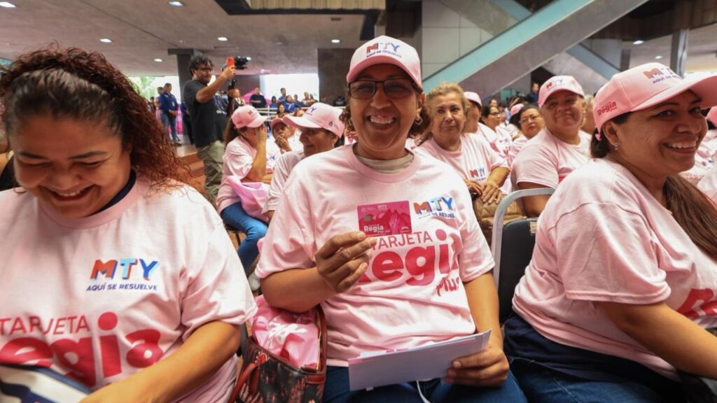 El alcalde de Monterrey, Adrián de la Garza, anunció que cada semana estarán haciendo entregas masivas de la Tarjeta Regia Plus.