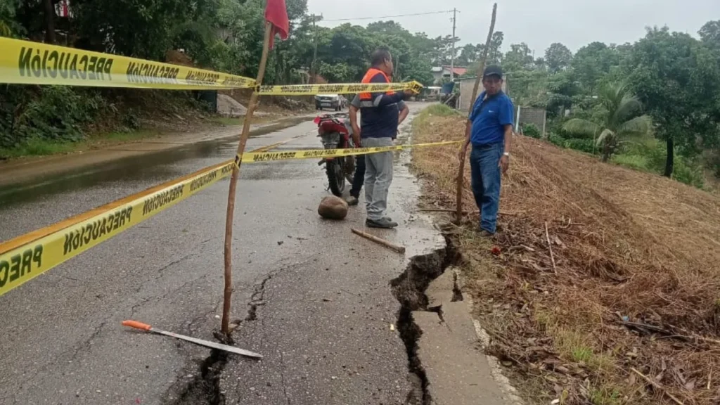 Autoridades acudieron a la zona de la Sierra de Flores Magón en Oaxaca, tras el desgajamiento de un cerro por las lluvias.