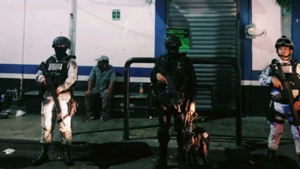 Hubo detenidos, decomisos y clausuras tras operativos en bares de Monterrey. Adrián de la Garza, alcalde, advierte que no permitirá atentar contra seguridad.