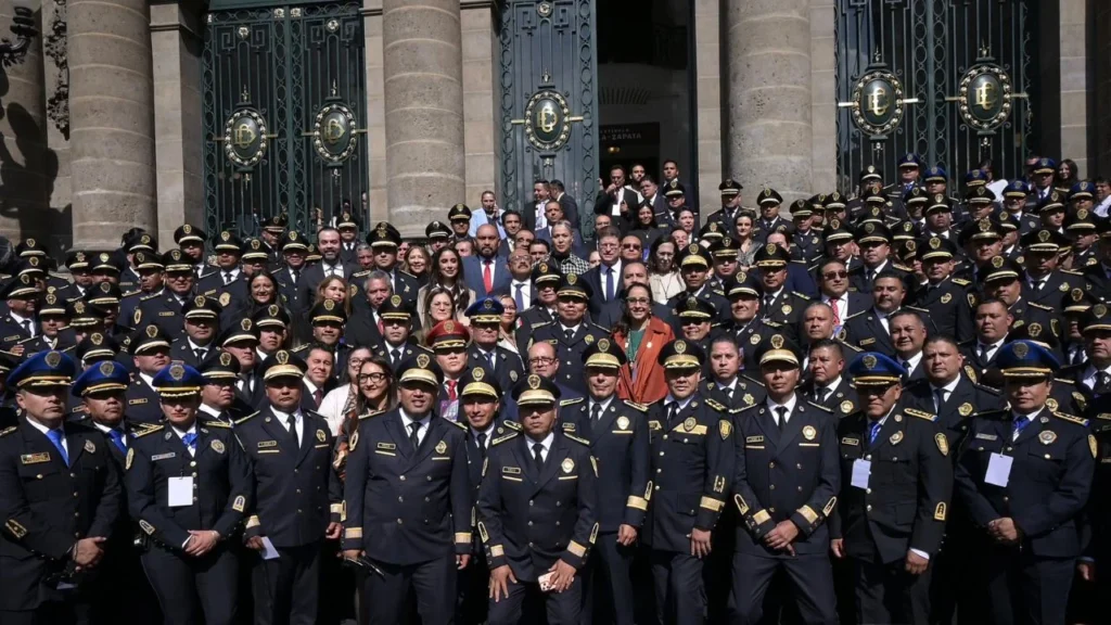 En su comparecencia desde la máxima tribuna de la CDMX, Pablo Vázquez pidió un aplauso para los más de 86 mil policías de la SSC.