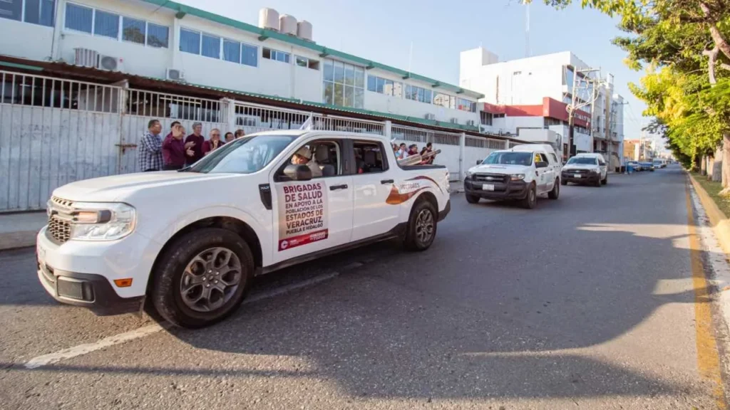 Autoridades de Campeche dieron el banderazo de salida a las Brigadas de Salud que se dirigen a los estados afectados por las lluvias.