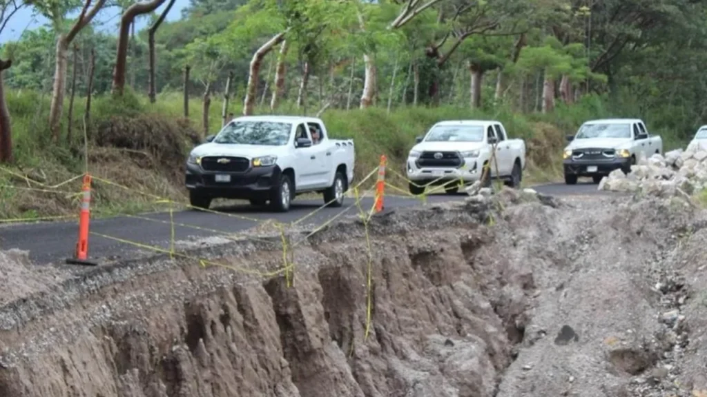 Jesús Esteva, secretario de Infraestructura, Comunicaciones y Transportes, detalló que aún hay comunidades incomunicadas por las lluvias recientes.